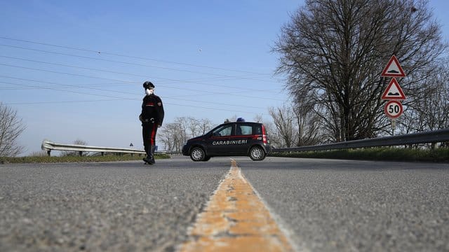 Ein Carabinieri kontrolliert den Grenzbereich des abgesperrten Gebietes um die unter Quarantäne stehenden Stadt Codogno. Ein Carabinieri kontrolliert den Grenzbereich des abgesperrten Gebietes um die unter Quarantäne stehenden Stadt Codogno.