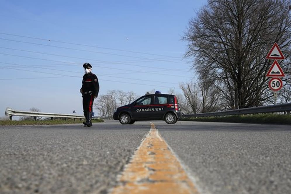Ein Carabinieri kontrolliert den Grenzbereich des abgesperrten Gebietes um die unter Quarantäne stehenden Stadt Codogno.