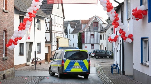 Volkmarsen am Tag danach: Girlanden mit Luftballons erinnern an den Karnevalsumzug, der fröhlich begann und dann mit fast 60 Verletzten endete. Volkmarsen am Tag danach: Girlanden mit Luftballons erinnern an den Karnevalsumzug, der fröhlich begann und dann mit fast 60 Verletzten endete.