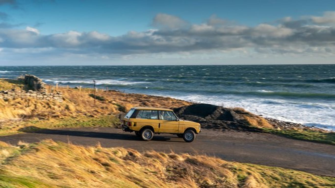Lieber nicht zu schnell: In engeren Kurven erinnert der erste Range Rover an ein wankendes Schiff auf hoher See.