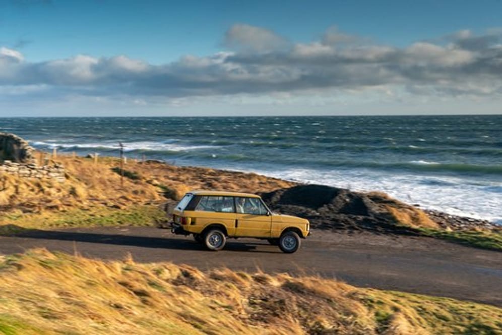 Lieber nicht zu schnell: In engeren Kurven erinnert der erste Range Rover an ein wankendes Schiff auf hoher See.