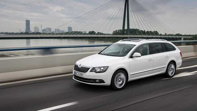 Platz da! Der Skoda Superb bietet seinen Besitzern speziell als Kombi massig Raum für Kind und Kegel.