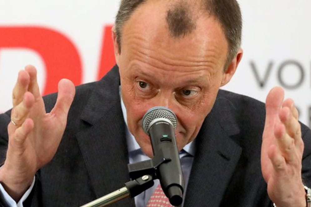 Merz bekräftigte bei seinem Auftritt in Mecklenburg-Vorpommern, er wolle "einen Beitrag leisten", die Herausforderungen der nächsten Jahre zu meistern.
