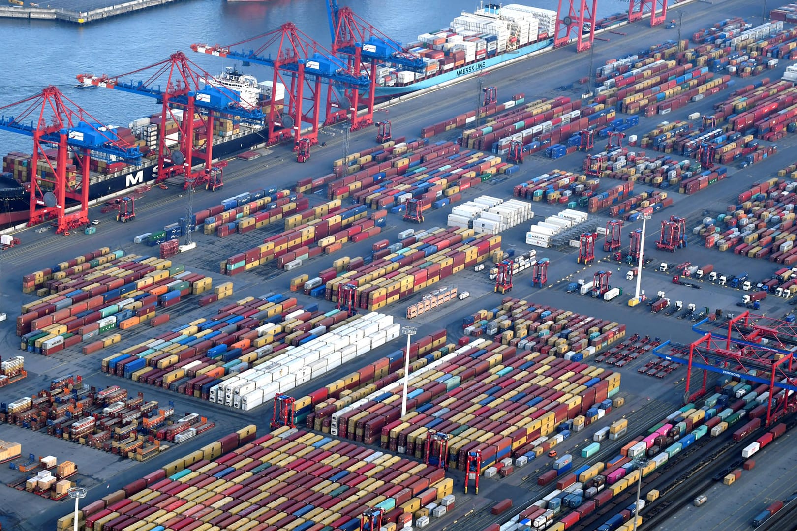 Hamburger Hafen: Das Exportgeschäft ging zuletzt zurück und belastete damit das Wachstum in Deutschland. Hamburger Hafen: Das Exportgeschäft ging zuletzt zurück und belastete damit das Wachstum in Deutschland.