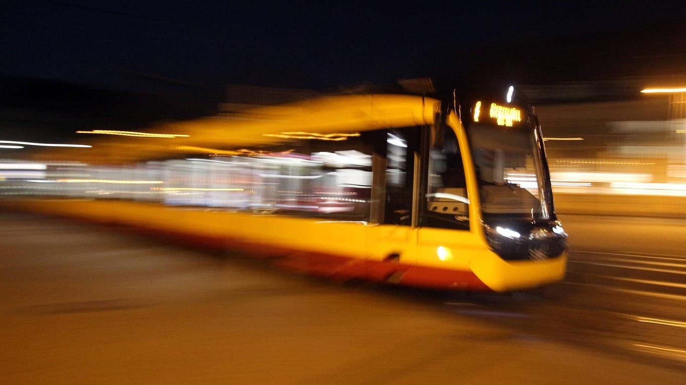 Eine Straßenbahn fährt in Karlsruhe: Mehrere Menschen wurden durch Unfälle verletzt.