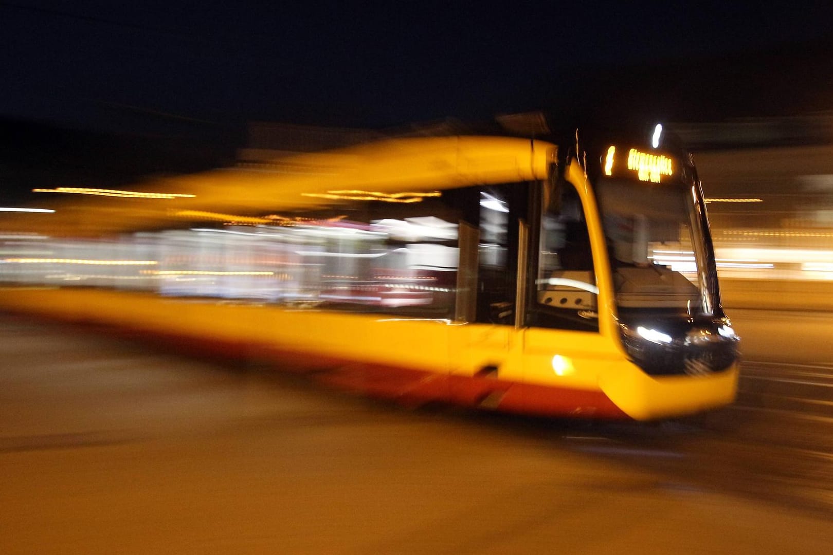 Eine Straßenbahn fährt in Karlsruhe: Mehrere Menschen wurden durch Unfälle verletzt.