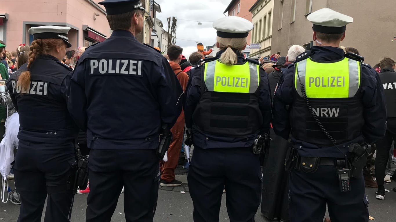 Beamte der Polizei NRW: Nach dem Rosenmontag hat die Bonner Polizei eine positive Zwischenbilanz gezogen.