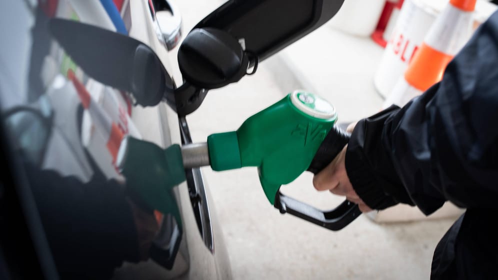 Super E10: Autofahrer sollten diesen Kraftstoff nur tanken, wenn ihr Fahrzeug dafür freigegeben wurde.