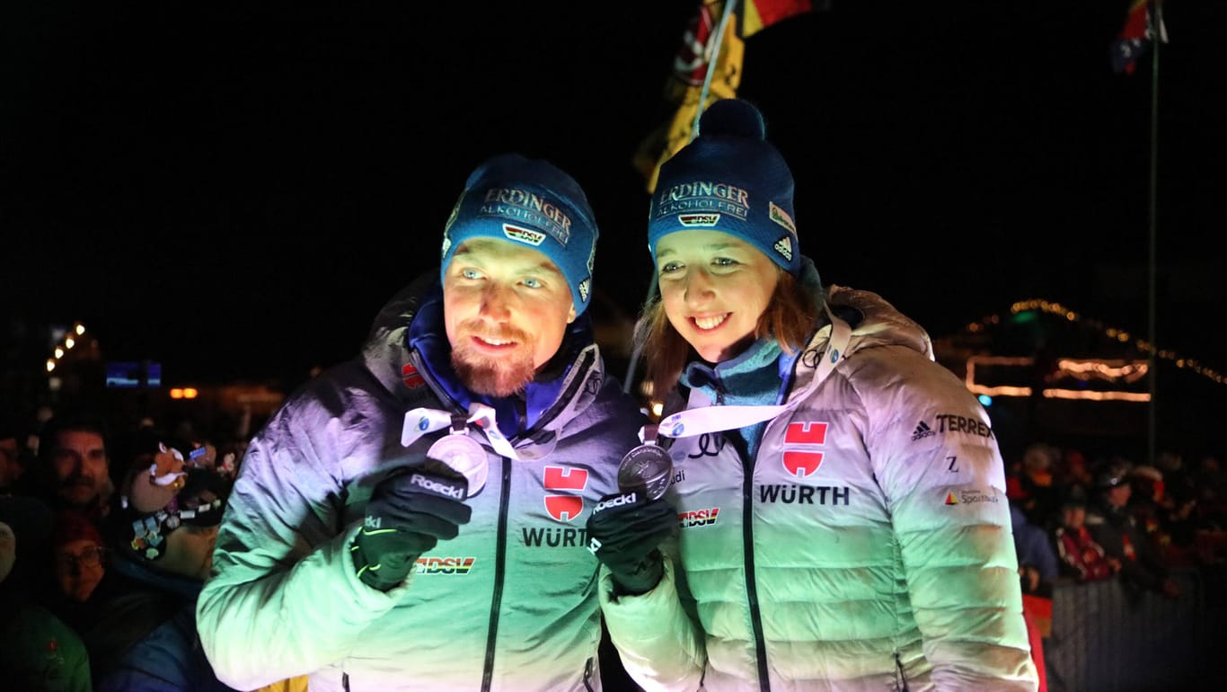 Medaillen-Übergabe: Franziska Preuß und Erik Lesser holten Silber in der Single-Mixed-Staffel.