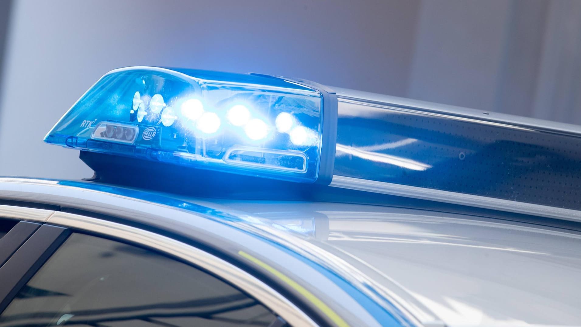 Ein Polizeiwagen im Einsatz (Symbolbild): In Bielefeld hat ein Busfahrer ein dreijähriges Kind überfahren. Ein Polizeiwagen im Einsatz (Symbolbild): In Bielefeld hat ein Busfahrer ein dreijähriges Kind überfahren.
