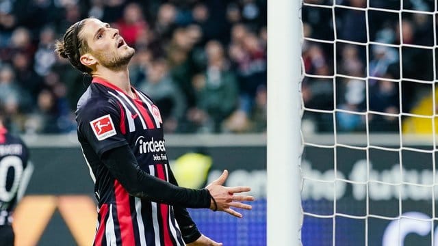 Frankfurts Goncalo Paciencia ärgert sich nach einer vergebenen Torchance. Frankfurts Goncalo Paciencia ärgert sich nach einer vergebenen Torchance.