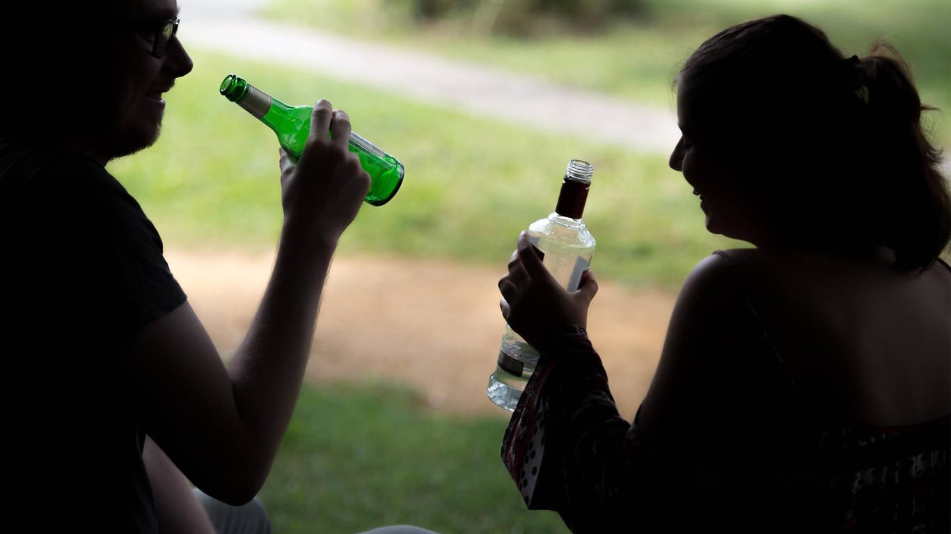 Junge Menschen trinken Alkohol (Symbolbild): In Frankfurt kommen jugendliche Testkäufer recht leicht an Spirituosen.