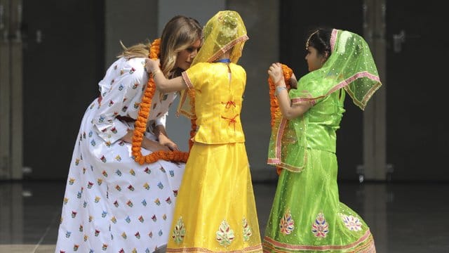 Melania Trump wird von zwei Kindern an der Sarvodaya Co-Educational Senior Secondary School begrüßt.