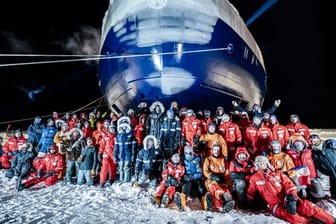 Dichtes Meereis verzögert während der einjährigen Arktis-Expedition "Mosaic" den Personalwechsel auf dem Forschungsschiff "Polarstern" deutlich.