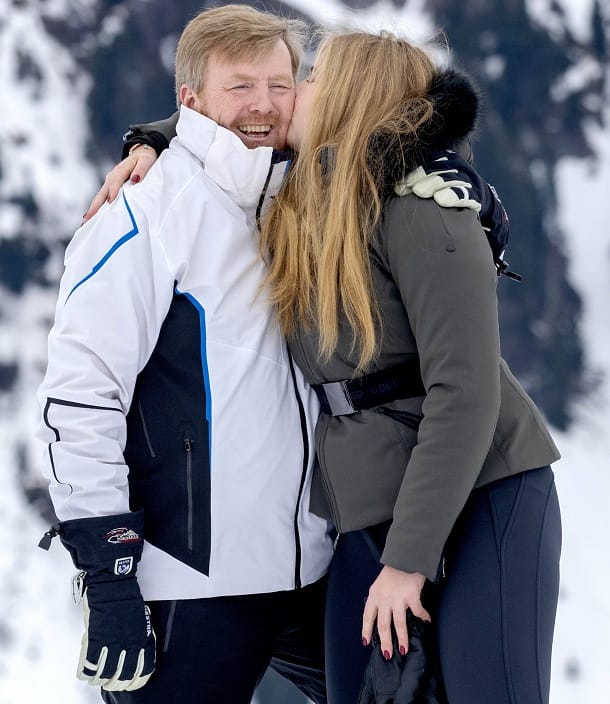 Beim Fotoshooting: König Willem-Alexander bekommt von seiner ältesten Tochter einen Kuss auf die Wange.