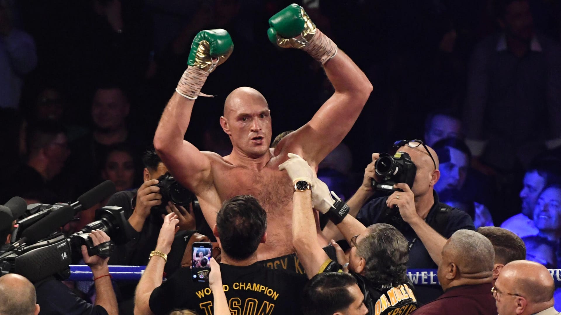 Auf dem Gipfel: Tyson Fury feiert seinen Sieg gegen Deontay Wilder.