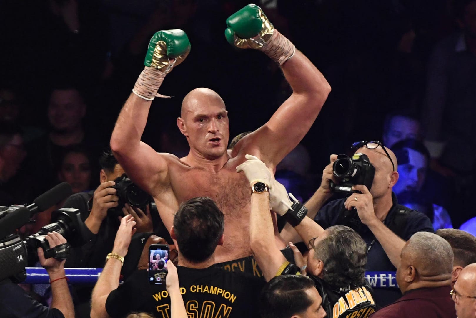 Auf dem Gipfel: Tyson Fury feiert seinen Sieg gegen Deontay Wilder.