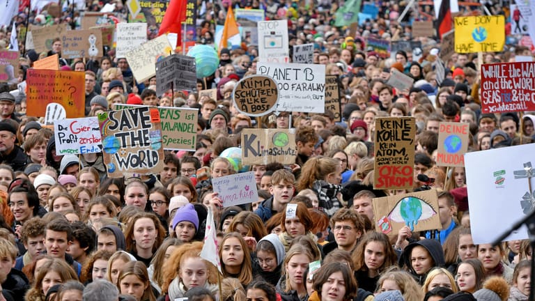 Demonstranten bei einem Klimaprotest der Fridays for Future: Die bislang größte Demonstration der Bewegung fand im September 2019 mit mehr als einer Millionen Teilnehmern statt. (Archivbild)