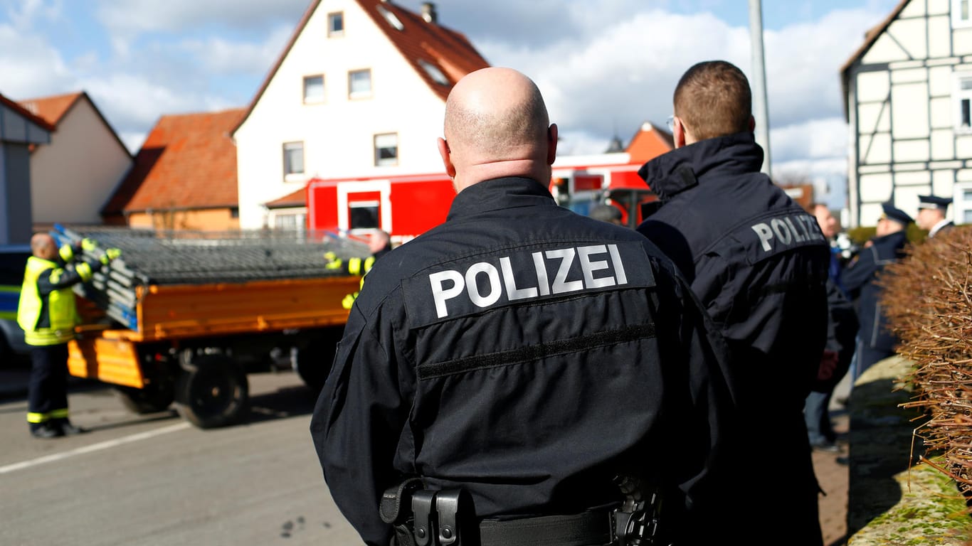 Polizisten stehen in der Nähe des Tatorts: In Volkmarsen wurden über 50 Menschen durch einen Autofahrer verletzt.