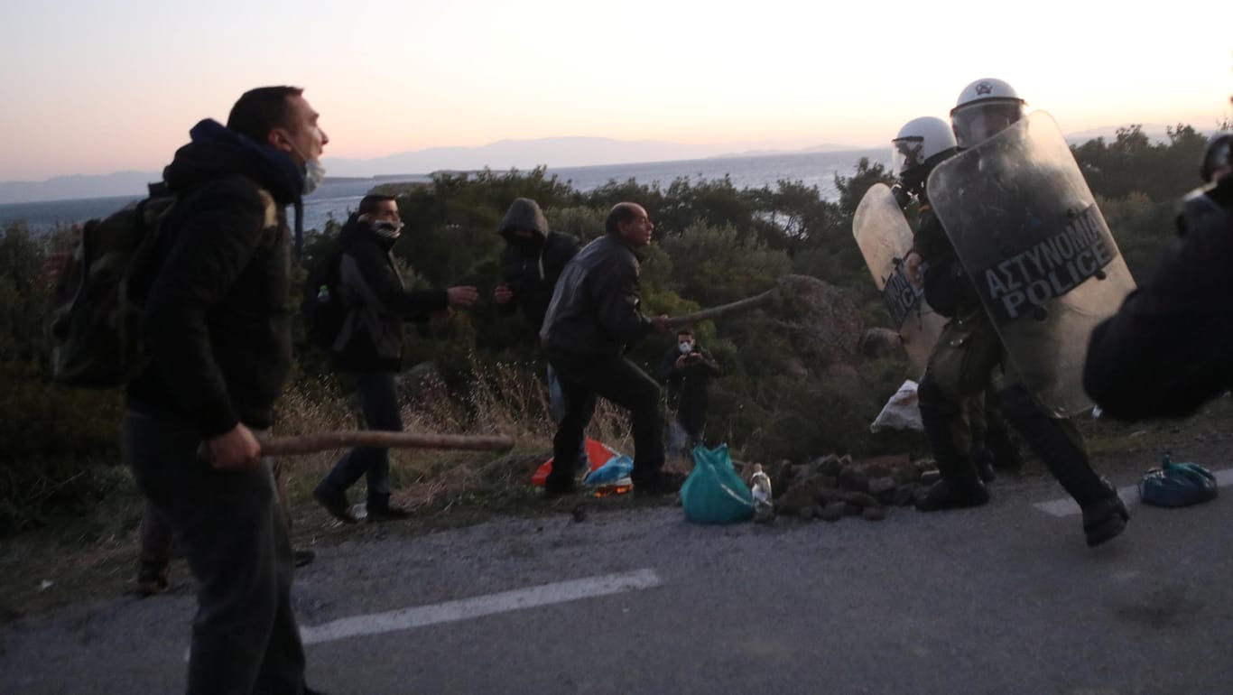 Aufgebrachte Demonstranten in der Ägäis: Auf den griechischen Inseln Lesbos und Chios ist eine Demonstration gegen den Bau neuer Flüchtlingslager eskaliert