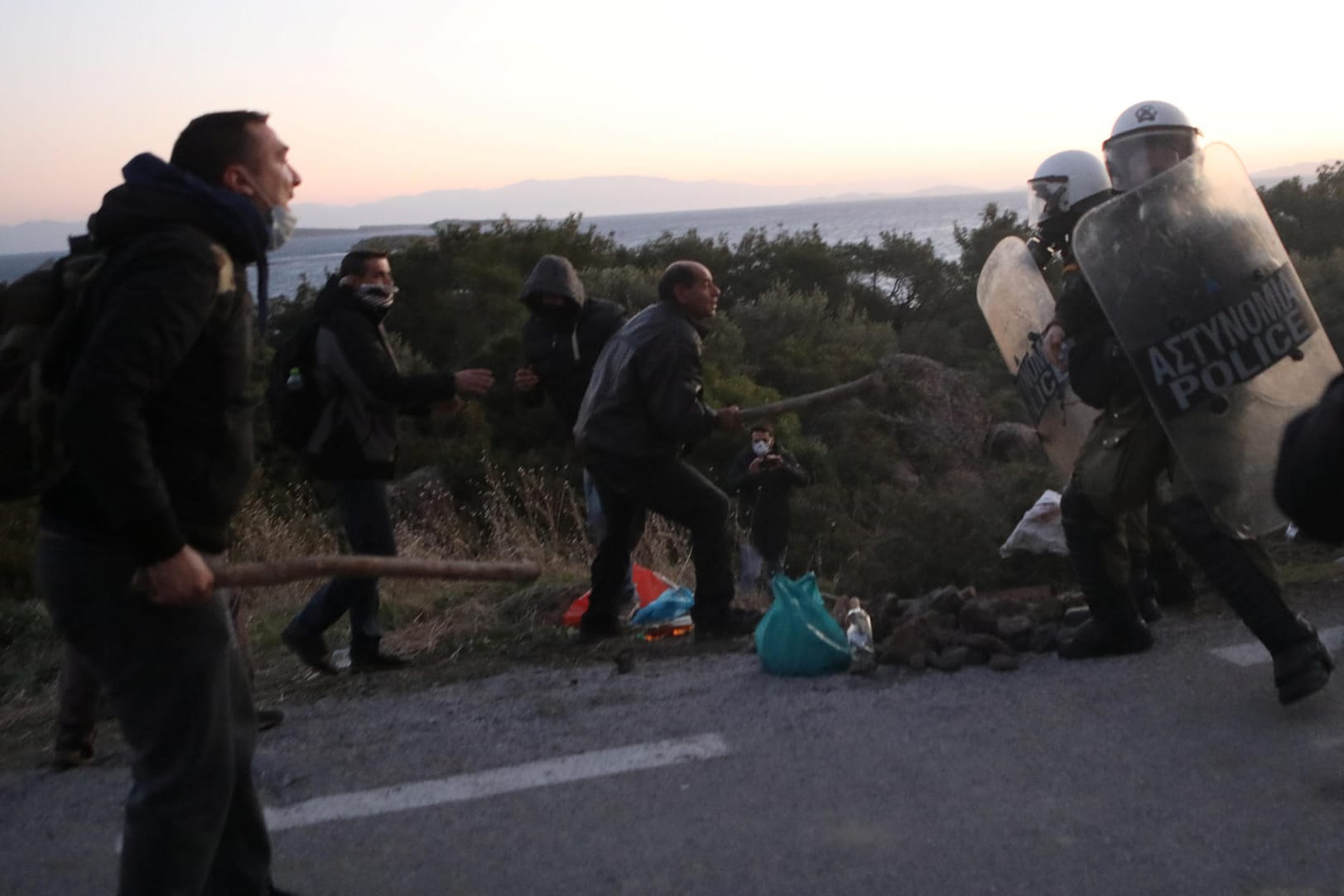 Aufgebrachte Demonstranten in der Ägäis: Auf den griechischen Inseln Lesbos und Chios ist eine Demonstration gegen den Bau neuer Flüchtlingslager eskaliert