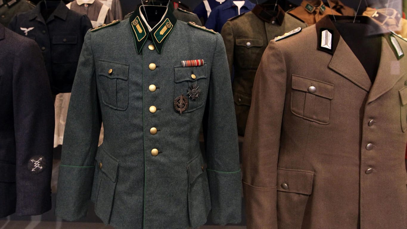 Nazi-Uniformen in einer Ausstellung in Berlin (Symbolbild): In Hamburg war ein Viertklässler mit Hakenkreuzbinde zum Schulfasching gekommen.