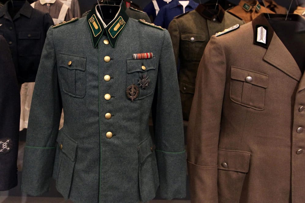 Nazi-Uniformen in einer Ausstellung in Berlin (Symbolbild): In Hamburg war ein Viertklässler mit Hakenkreuzbinde zum Schulfasching gekommen.
