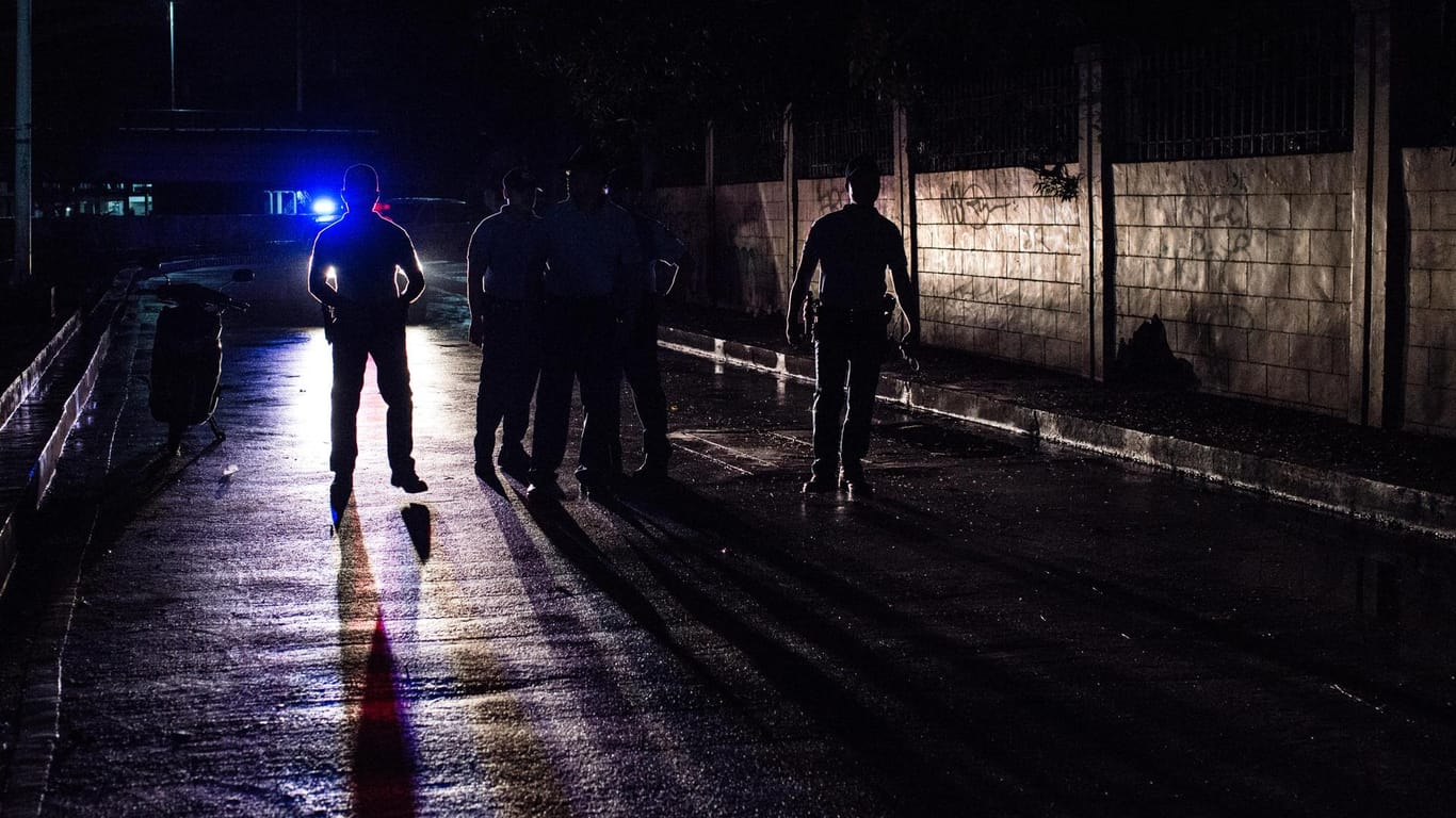 Polizeiabsperrung an einem Tatort in Manila: Die philippinische Nationalpolizei wird für Zehntausende Morde verantwortlich gemacht. Auch im Laguna-Distrikt werden regelmäßig Menschen bei Drogeneinsätzen getötet.