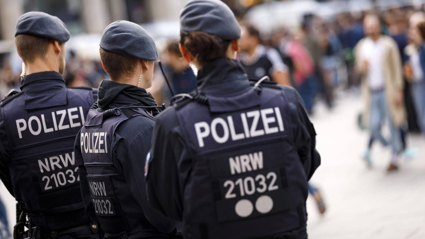 Polizisten sichern den Bahnhofsvorplatz am Kölner Hauptbahnhof anlässlich der Mahnwache Wir wollen k