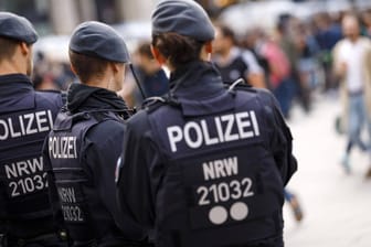 Polizisten sichern den Bahnhofsvorplatz am Kölner Hauptbahnhof anlässlich der Mahnwache Wir wollen k