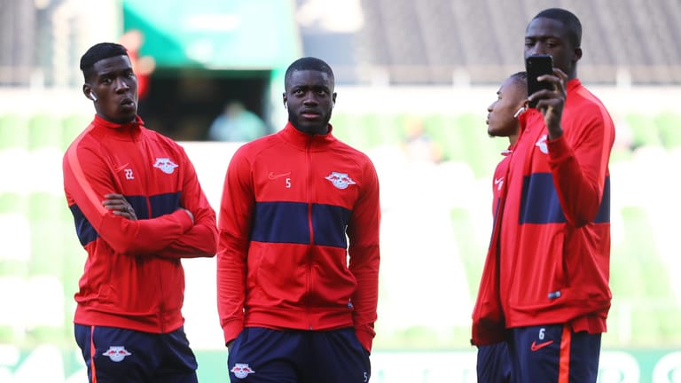 Nordi Mukiele (l.), Dayot Upamecano (m.) und Ibrahima Konaté (r. mit Handy). Drei Leipzig-Stars, die zugleich auch für Frankreichs U21 spielen.