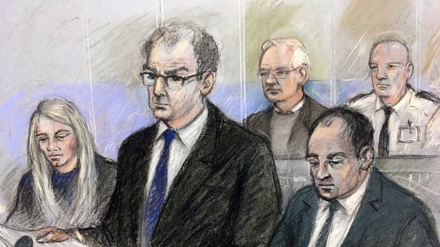 Diese Gerichtszeichnung von Elizabeth Cook zeigt Julian Assange (hinten,l), Wikileaks-Gründer, während der Anhörung. Diese Gerichtszeichnung von Elizabeth Cook zeigt Julian Assange (hinten,l), Wikileaks-Gründer, während der Anhörung.