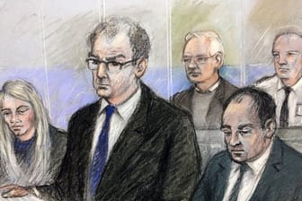 Diese Gerichtszeichnung von Elizabeth Cook zeigt Julian Assange (hinten,l), Wikileaks-Gründer, während der Anhörung.