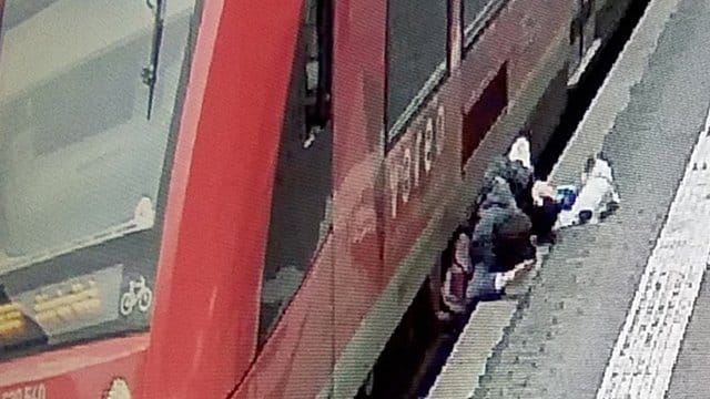Zwischen Bahnsteigkante und Regionalbahn: Der Mann überstand den Zwischenfall im Bonner Hauptbahnhof mit leichten Verletzungen. Zwischen Bahnsteigkante und Regionalbahn: Der Mann überstand den Zwischenfall im Bonner Hauptbahnhof mit leichten Verletzungen.