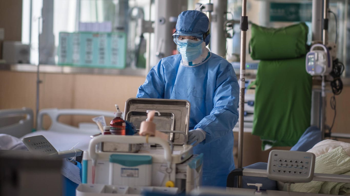 Eine Mitarbeiterin eines Krankenhauses im chinesischen Wuhan: Inzwischen hat der Coronavirus auch Mitteleuropa erreicht.