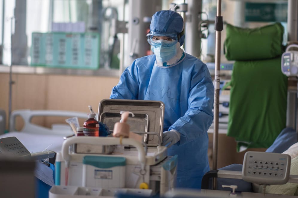 Eine Mitarbeiterin eines Krankenhauses im chinesischen Wuhan: Inzwischen hat der Coronavirus auch Mitteleuropa erreicht.