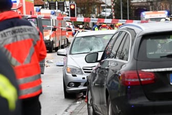 Die Unfallstelle in Volkmarsen mit dem Auto, das in einen Karnevalsumzug gefahren war.