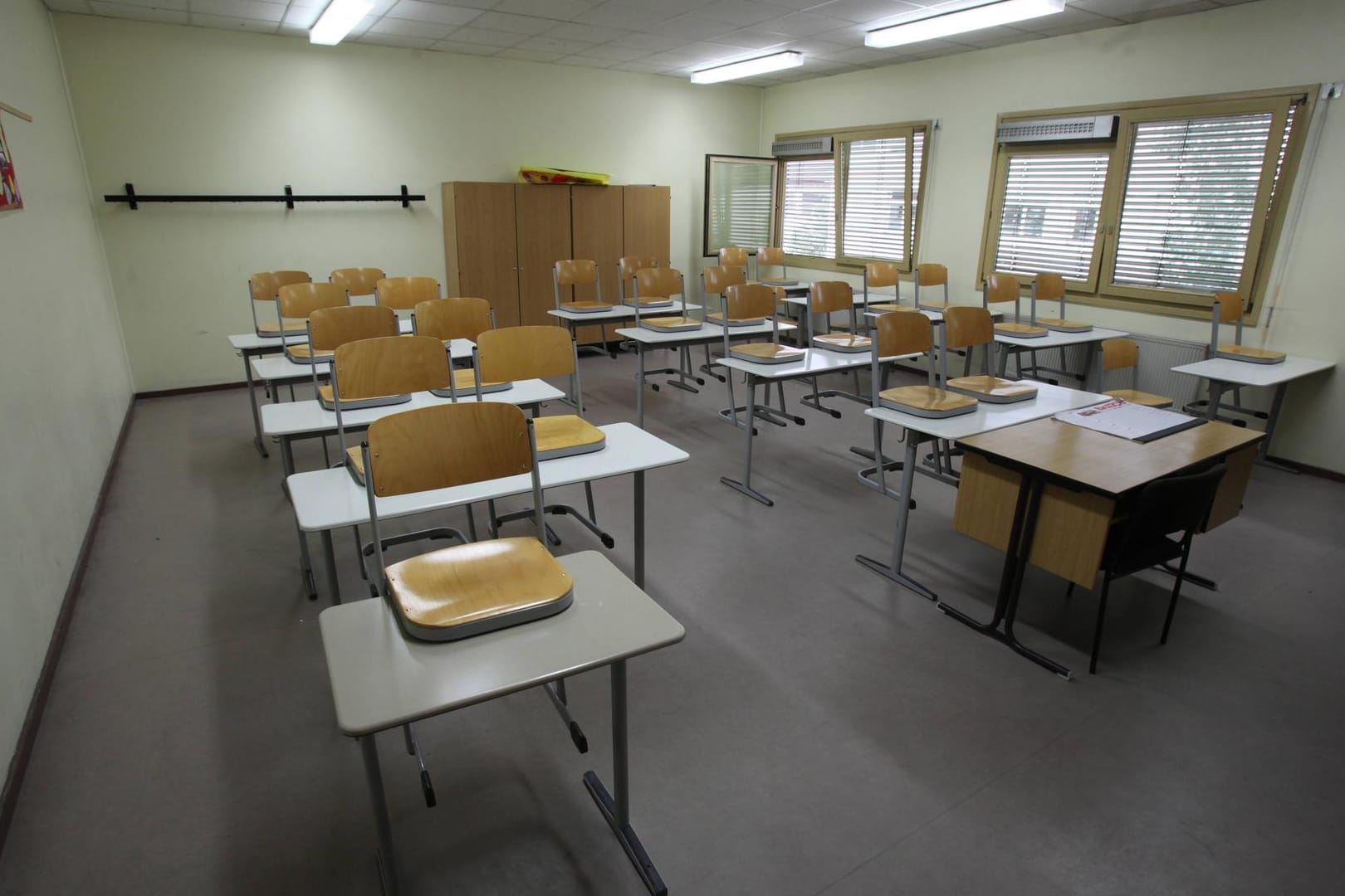 Ein leeres Klassenzimmer: Eine Berliner Schule musste Schülern freigeben.