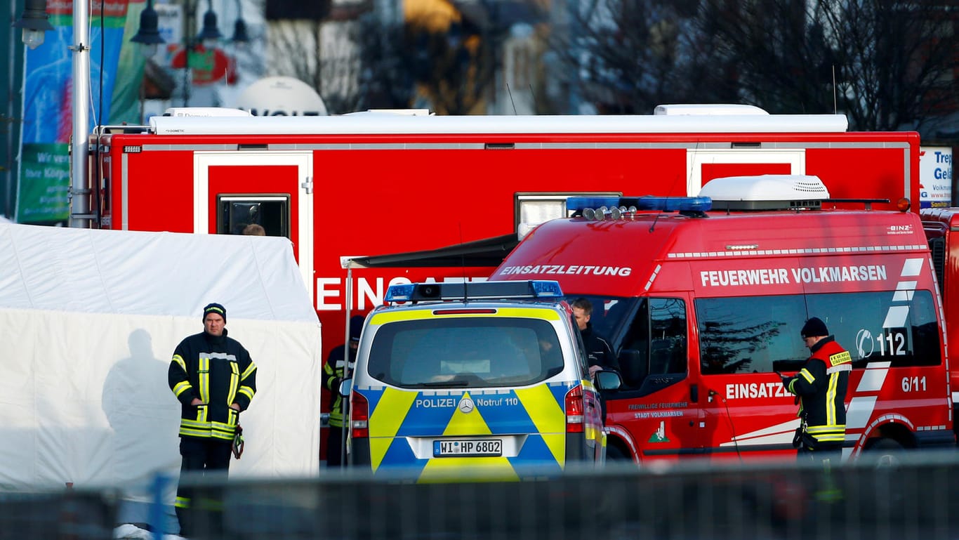 Polizei und Rettungdienste am Tatort in Volkmarsen: 61 Menschen wurden bei dem Angriff mit einem Pkw verletzt.