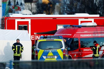 Polizei und Rettungdienste am Tatort in Volkmarsen: 61 Menschen wurden bei dem Angriff mit einem Pkw verletzt.