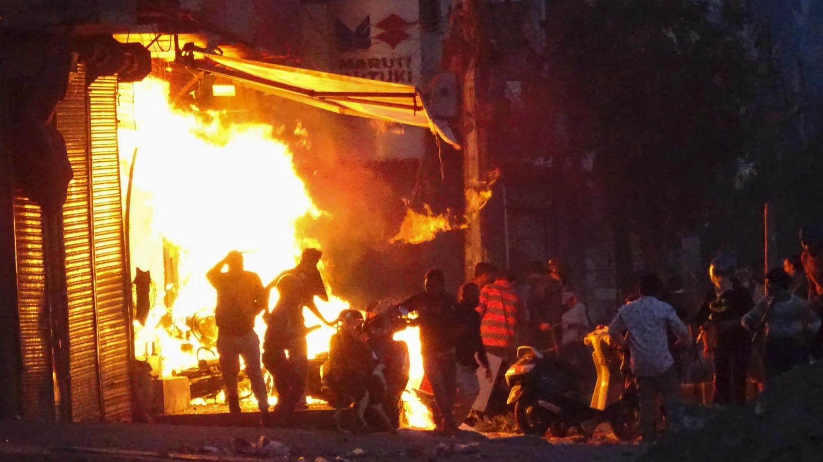 Ein Mob steckt einen Laden in Neu Delhi in Brand: Die Gewalt in Indien hielt am Dienstag trotz eines verhängten Versammlungsverbots an. Ein Mob steckt einen Laden in Neu Delhi in Brand: Die Gewalt in Indien hielt am Dienstag trotz eines verhängten Versammlungsverbots an.