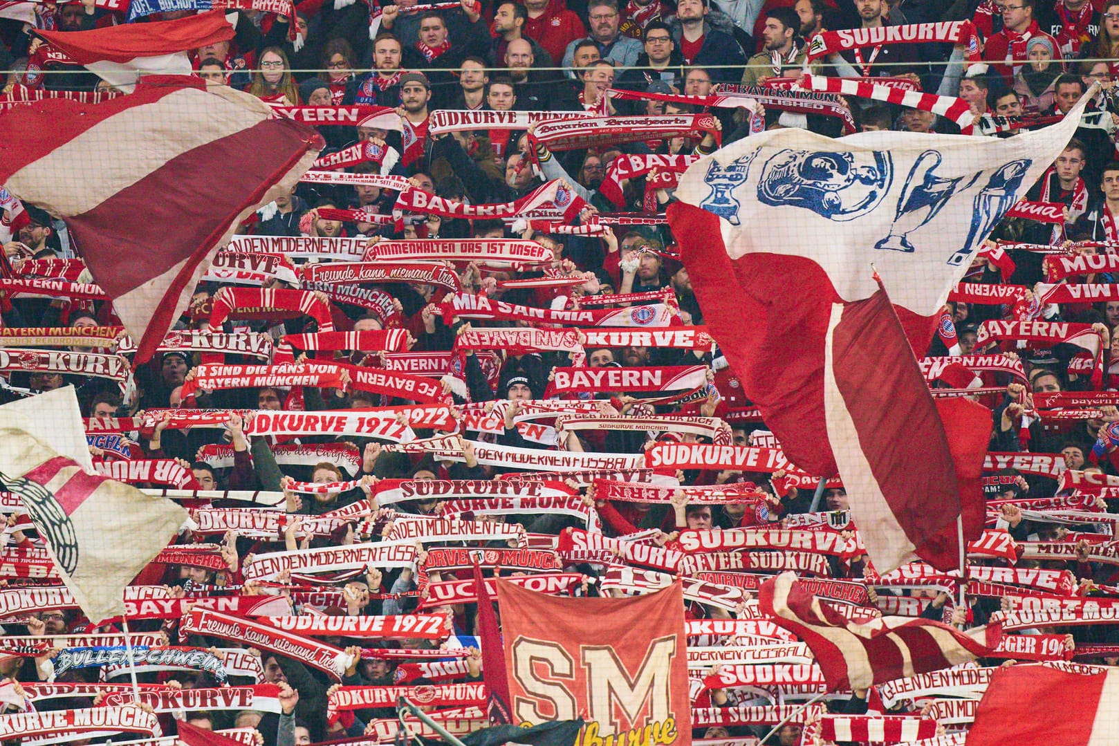 Fans des FC Bayern: Vor den Toren des Chelsea-Stadions kam es vor dem CL-Spiel gegen die Münchner angeblich zu tumultartigen Szenen.