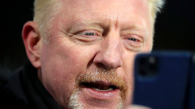 Attestiert Trainer Hansi Flick beim FC Bayern München gute Arbeit: Boris Becker macht beim FC Chelsea Fotos mit seinem Handy.