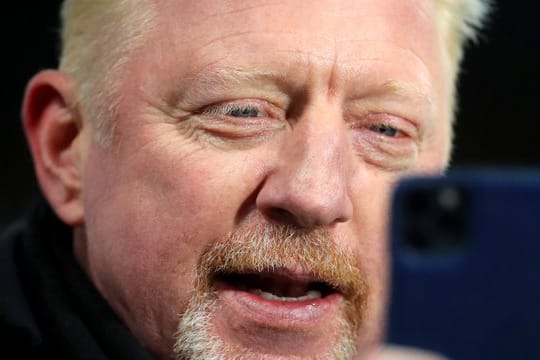 Attestiert Trainer Hansi Flick beim FC Bayern München gute Arbeit: Boris Becker macht beim FC Chelsea Fotos mit seinem Handy.