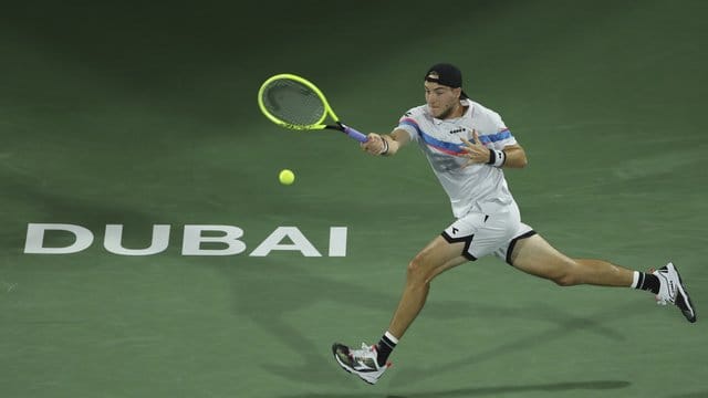 Setzt sich in Dubai gegen Bautista Agut durch: Jan-Lennard Struff in Aktion.