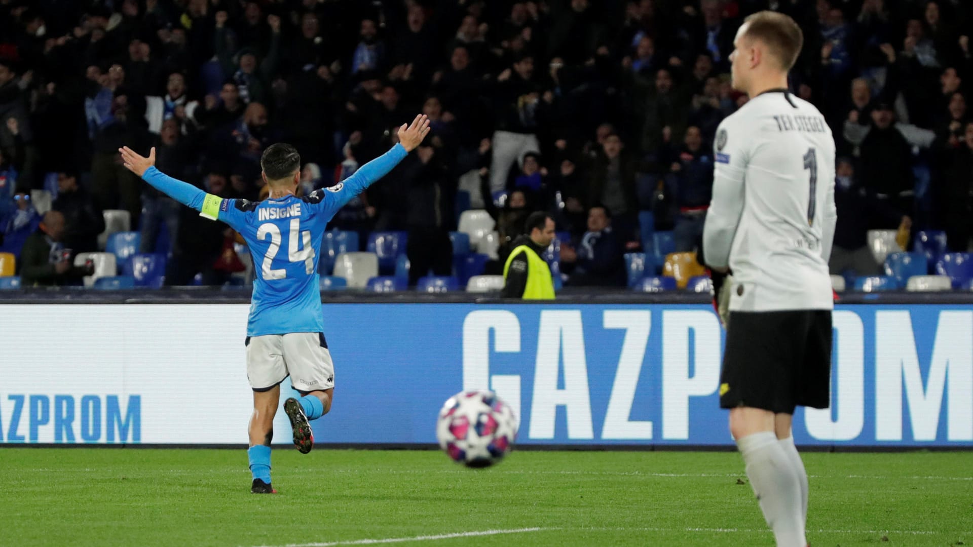 Lorenzo Insigne (l.) jubelt, Marc-André ter Stegen: Neapel geht gegen Barcelona in Führung.