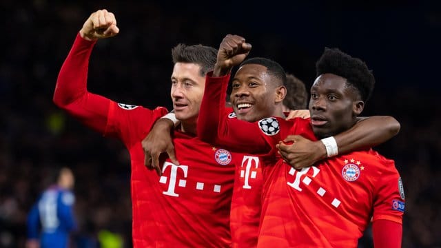 Torschütze Robert Lewandowski (l-r), David Alaba und Alphonso Davies jubeln über das 3:0 in London.