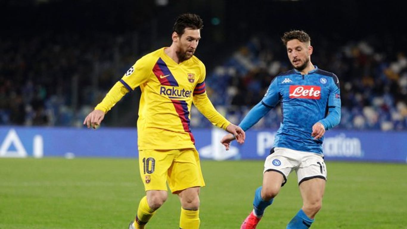 Lionel Messi (l) vom FC Barcelona kämpft mit Neapels Dries Mertens um den Ball.