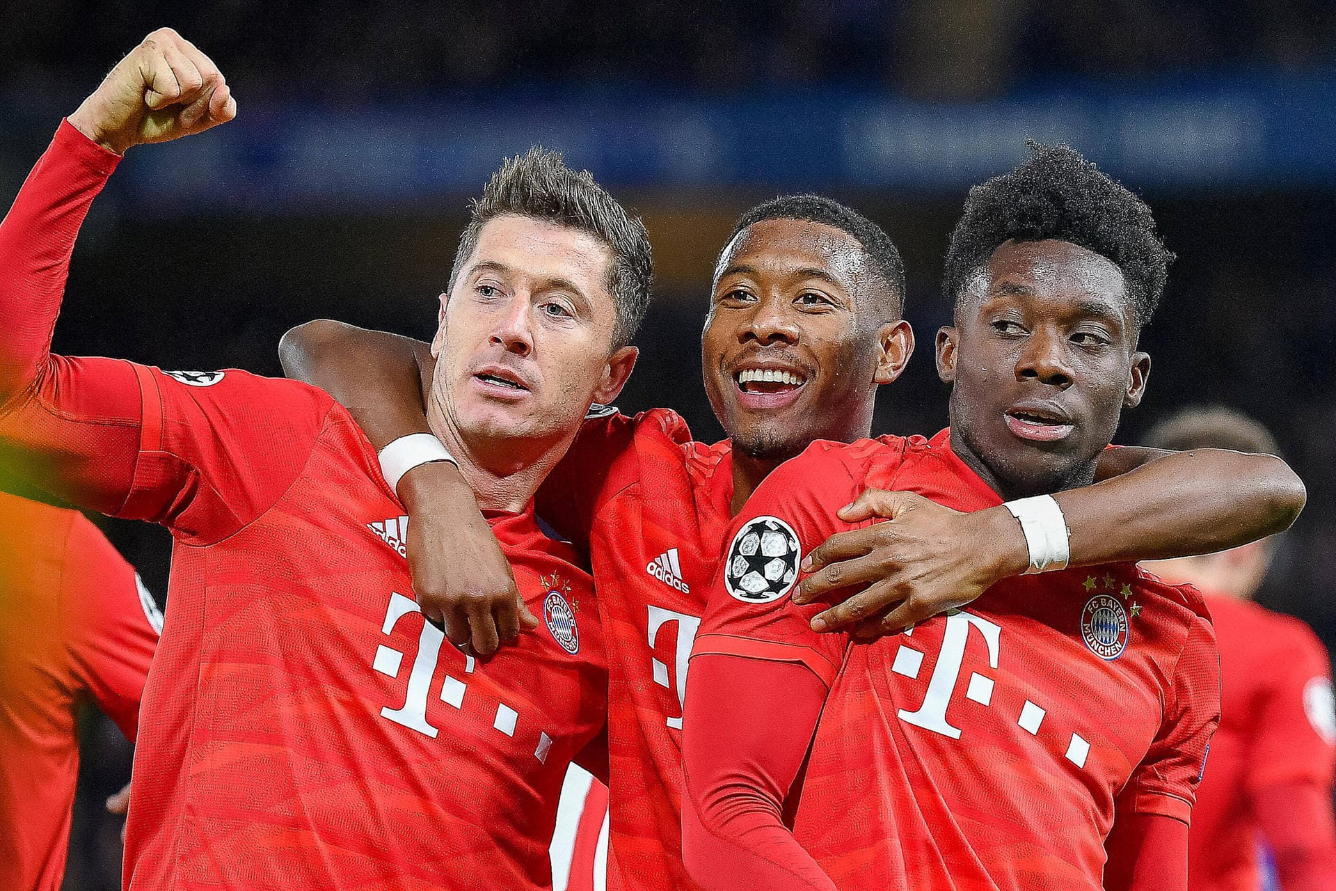 Der FC Bayern München hat den Grundstein für ein Weiterkommen in der Champions League gelegt. Beim 3:0-Hinspielsieg gegen den FC Chelsea brillierte der Rekordmeister. Die Münchner in der Einzelkritik.