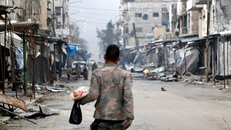 Zerbombte Straßen in Syrien: 14 EU-Außenminister rufen gemeinsam zum Waffenstillstand auf.